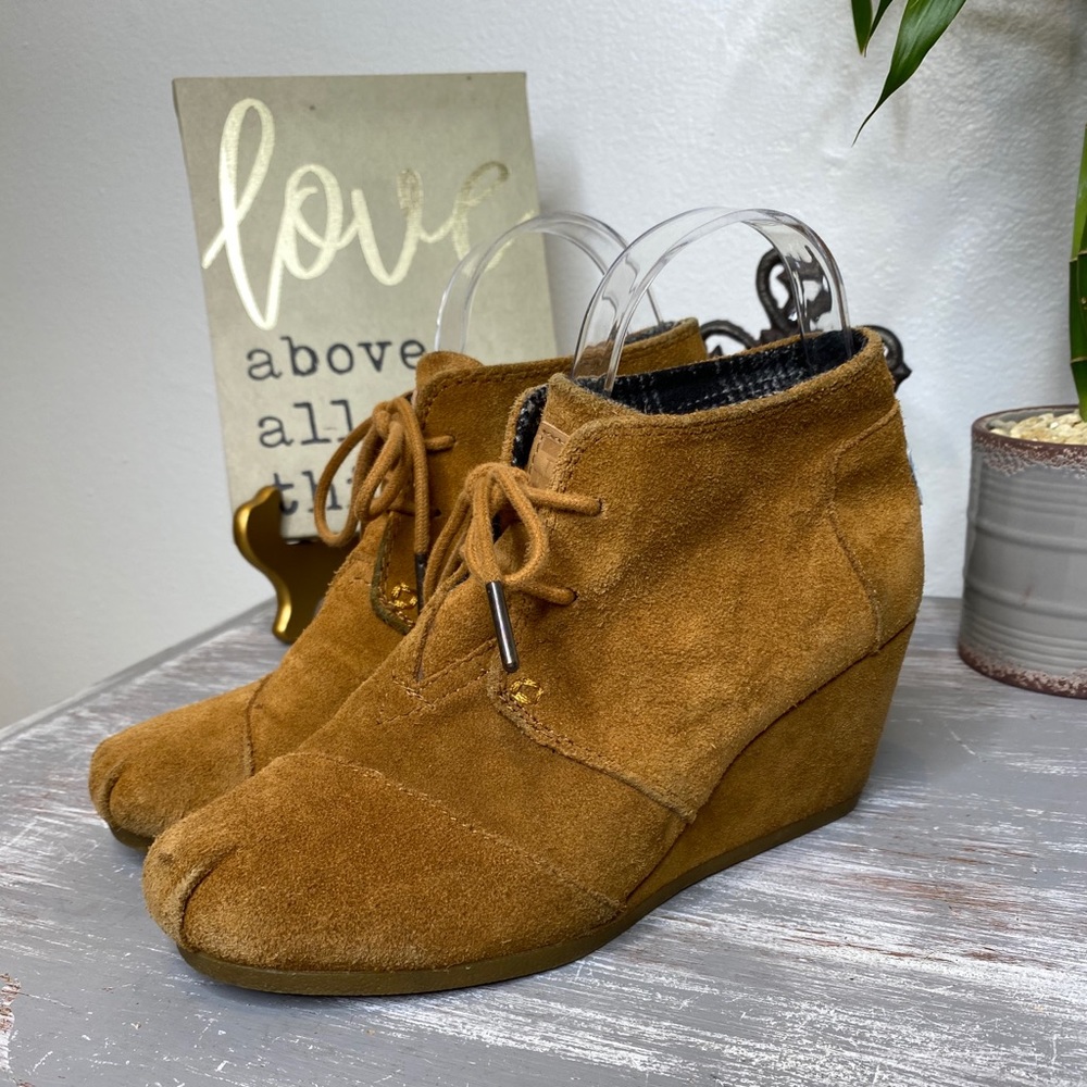 TOMS camel tan brown desert wedge lace up ankle boots booties size 7